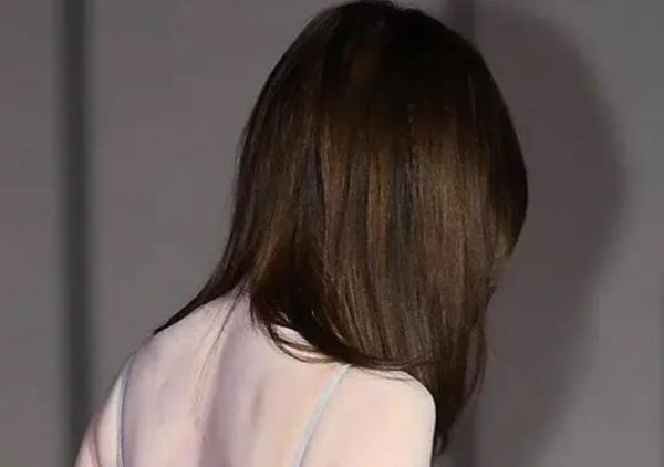 她恋情传闻后公开现身，遮盖“情侣纹身”引发关注