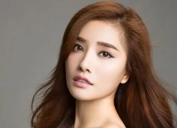 演员易易紫自曝跟男顶流谈过恋爱 