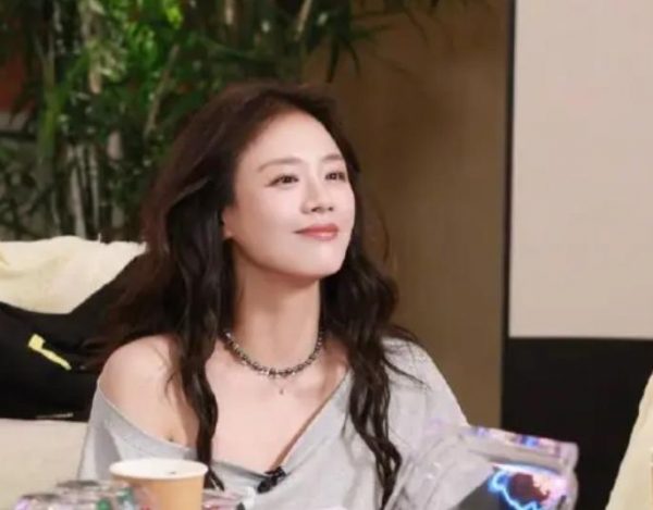 马思纯新烫发造型引关注，网友吐槽：马思纯脾气还是太好了 