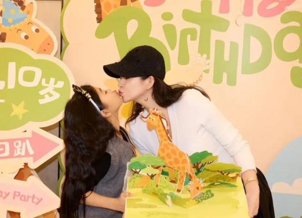 章子怡为女儿醒醒庆生,蛋糕上”祝醒宝大作早日出版”很醒目 缩略图 章子怡为女儿醒醒庆生,蛋糕上”祝醒宝大作早日出版”很醒目