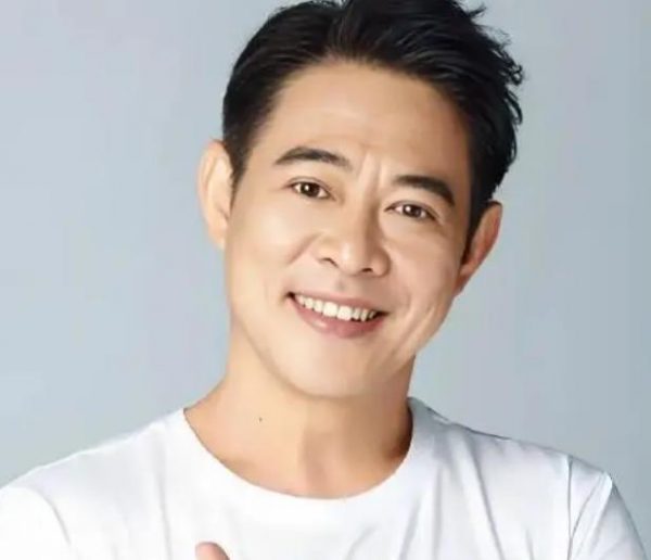 李连杰回应出演吴京武侠片原因：做好绿叶，帮年轻人完成梦想 