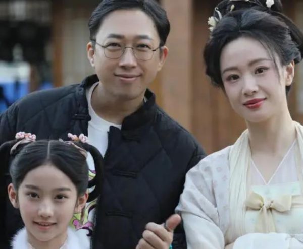 演员李梦发文称：自己的衣服不丑，只是美得很小众 