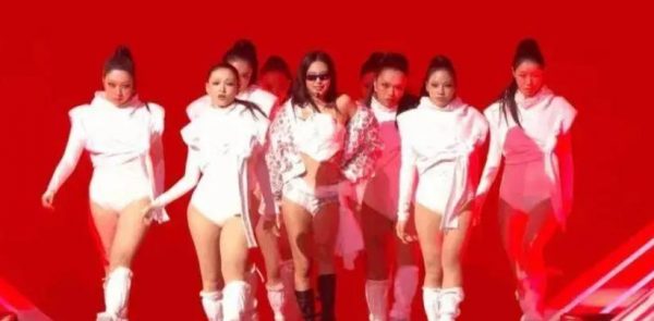 顶级女团爱豆口碑疯转？两名男伴舞体力透支，几乎累瘫在舞台！ 