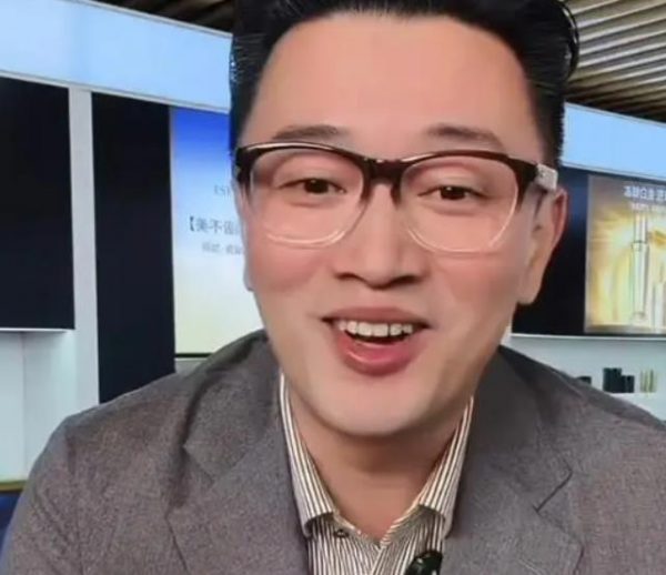 蒋毅回应单膝下跪向赵樱子求婚：现实不太合适，当剧本剧情看吧 