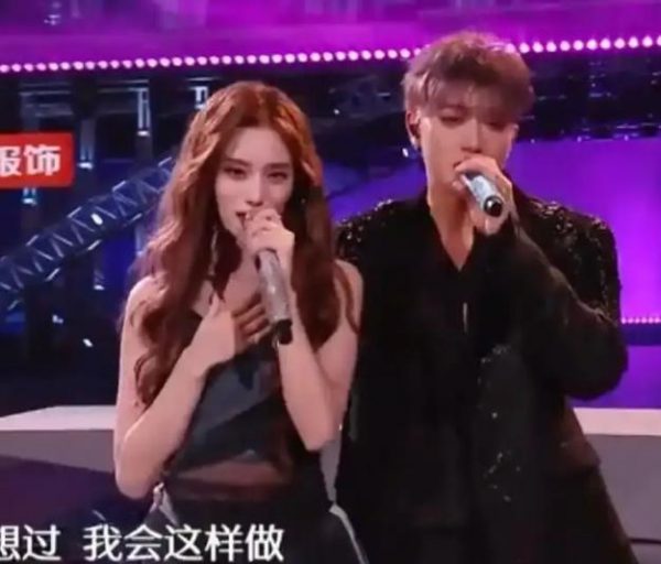 跨年晚会明星秀恩爱引争议,有网友认为被打扰,有网友称图个热闹 缩略图 跨年晚会明星秀恩爱引争议,有网友认为被打扰,有网友称图个热闹