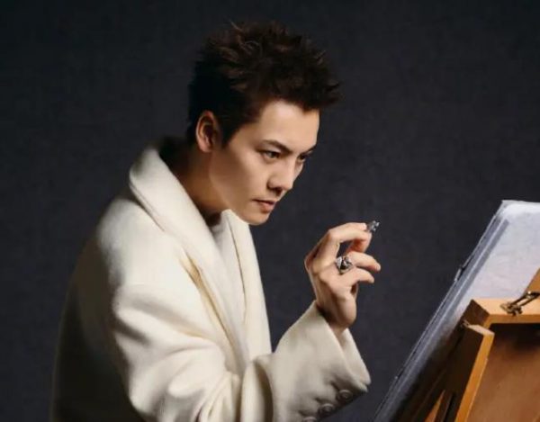 陈伟霆半跪在地上直播：对着客户我跪下来也是应该的 