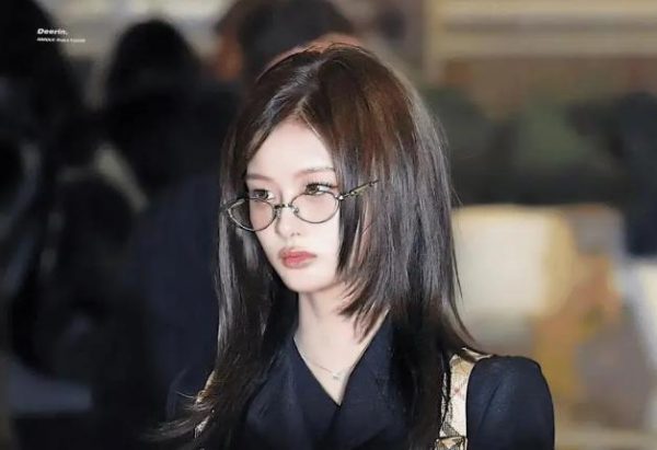 知名女团成员惊艳造型引热议,韩网友称赞:现实生活中的公主! 缩略图 知名女团成员惊艳造型引热议,韩网友称赞:现实生活中的公主!