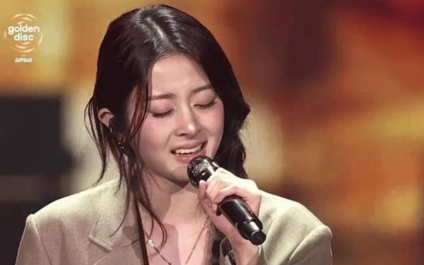知名女团成员“2026年金唱片大赏”现场演唱引热议，有韩网友批评：完全没唱准音，连歌词都听不清 
