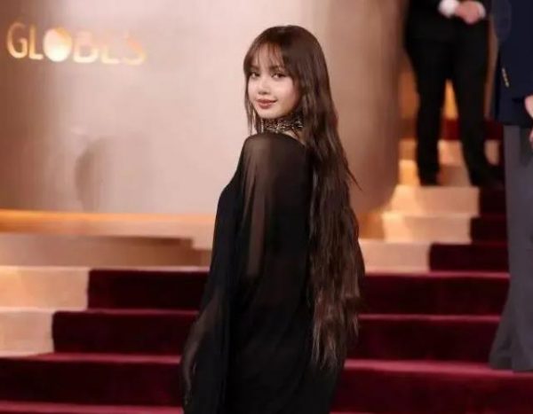 顶级女团成员首次亮相金球奖，红毯造型引发热议 
