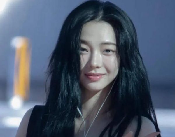 知名女团成员的素颜照片走红，有网友留言要求删除“不符合完美偶像形象”