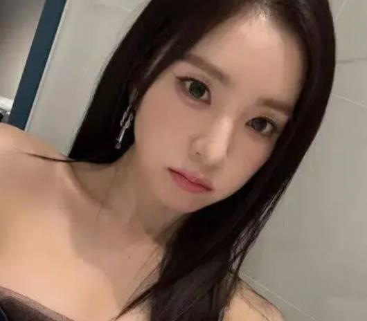 知名女团成员出道前旧照曝光引热议：十年如一日的“真实”美貌 