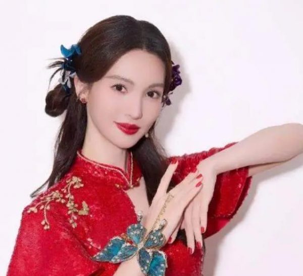 演员金晨还没有接到春晚邀请，自我调侃：为啥呀？是我不够喜庆吗 