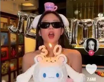 顶级女团成员被曝戴了“情侣单品”？ 