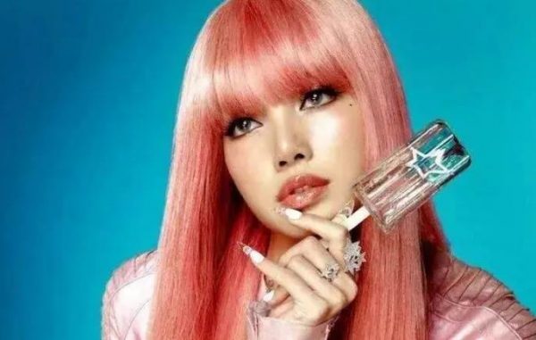 假唱争议后，顶级女团成员用实力回击，现场演唱引发热议 