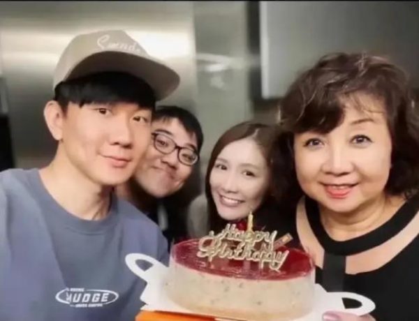 曝林俊杰与前女友合照，共同为林母庆生，照片跨度从19年到23年 