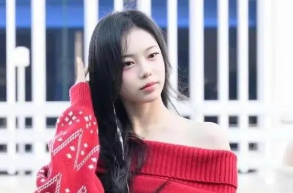 韩国知名女团前往上海，全新发型和发色亮相机场，造型引关注 