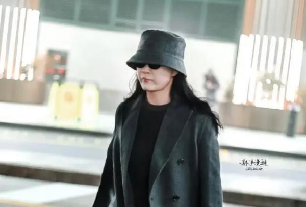 贾玲奔赴米兰时装周，利落又干练女王范儿十足，气场两米八 