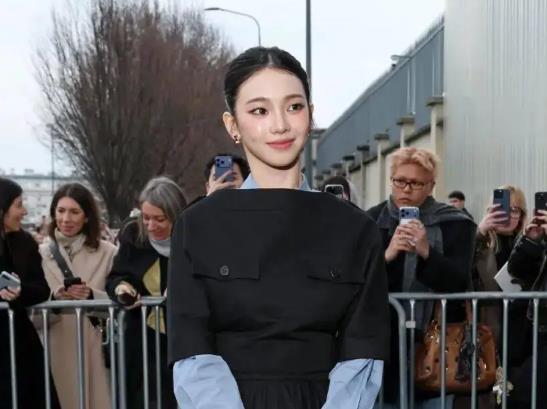 知名女团成员巴黎时装周“怪异”造型引热议：这套衣服感觉有点奇怪？ 