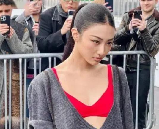 五代女团成员”外露内衣”时装周造型引争议，“这穿的是啥？”