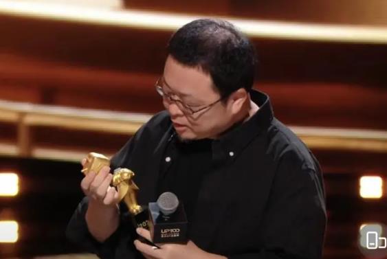 罗永浩拒领终身成就奖:事业刚刚开始,怎么能领终生成就奖呢? 缩略图 罗永浩拒领终身成就奖:事业刚刚开始,怎么能领终生成就奖呢?