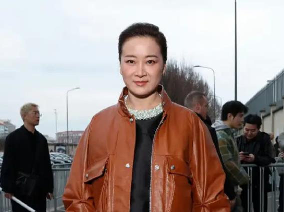 贾玲米兰时装周看秀，与马龙许光汉同框，盘发背头造型气场全开 