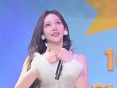 15岁女团成员被质疑整容：她看起来像30岁！