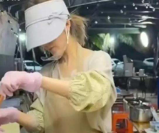 赵露思海南摆摊卖蛋糕，此前，生日会上含泪称以为无法再当演员 