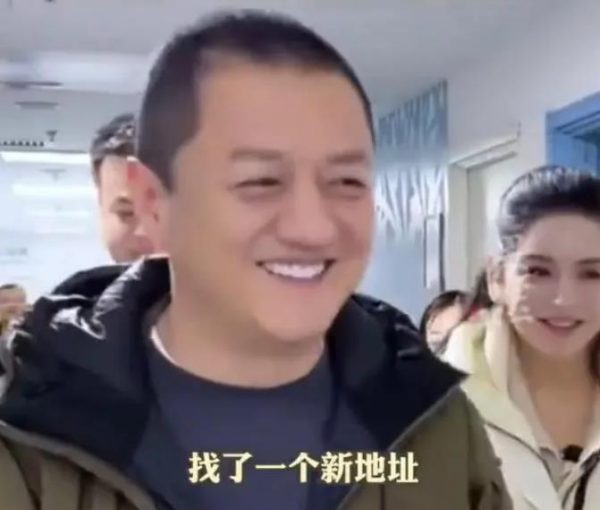李亚鹏露面难掩激动，透露嫣然天使儿童医院新地址：叔叔找了个新地址！带公园的，但不确定能否谈得下来 