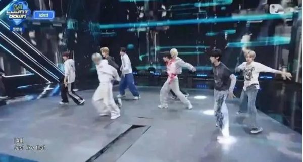 新人男团直播表演中舞台地板坍塌，险酿重大事故