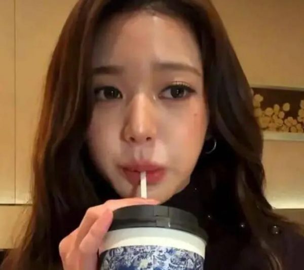 顶级女爱豆直播称赞无糖奶茶“好喝”，网友戏称“血管里流咖啡的韩国人” 