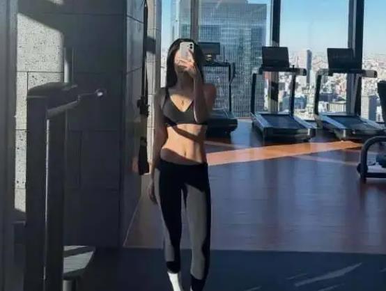 顶级女团爱豆日本健身房“不现实身材”引热议,“人间香奈儿”的反转肌肉 缩略图 顶级女团爱豆日本健身房“不现实身材”引热议,“人间香奈儿”的反转肌肉