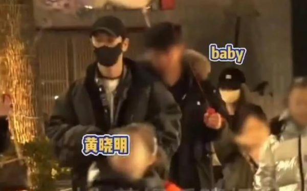 黄晓明Angelababy离婚后罕同框，带儿子去迪士尼玩，递袋互动超自然 