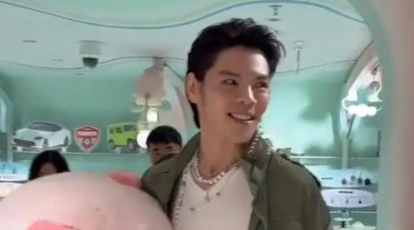 向佐为郭碧婷买了个巨型猪公仔：买给我老婆，我老婆属猪的 