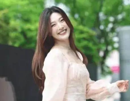 昔日圆润女团成员，如今“瘦到脱相”引网友担忧