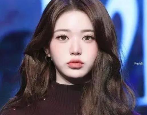 顶级女爱豆因”夸张”唇妆引发争议，刻意描画丰唇效果，显得“用力过猛” 