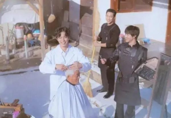 韩国顶级男星拿起推剪为人理发，已考取理发师执照，将拿下美容师资格证，网友：明星转型是玩真的？ 