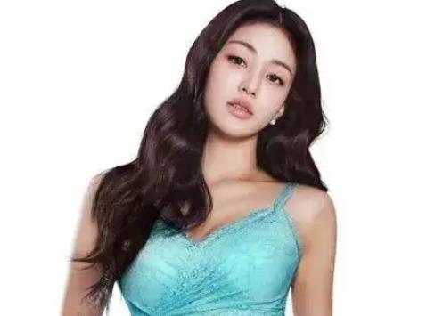 知名女团成员取代女神级演员，成为内衣品牌新代言人，韩网友感叹：非她莫属！