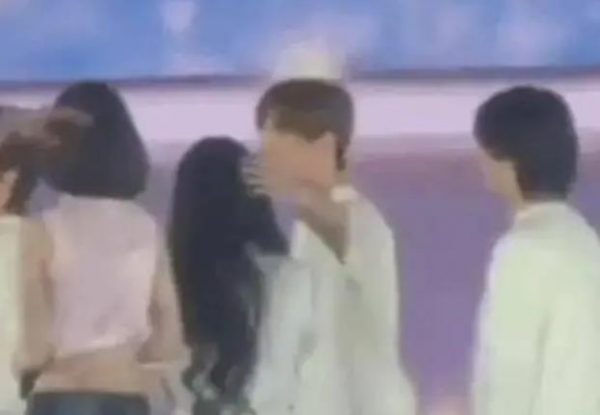 男女团成员亲密互动引发恋爱传闻，被拍到温柔轻抚她头部的画面 