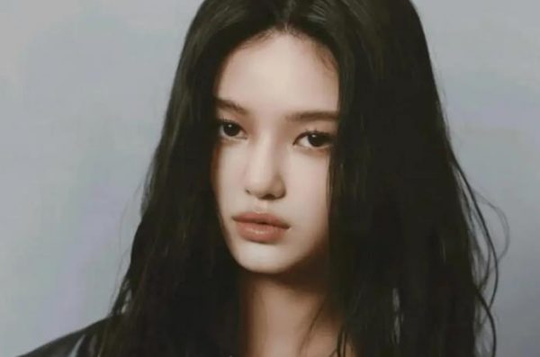 她从所属女团社交平台被移除，开通中国社交平台账号，引发转向中国市场的猜测 