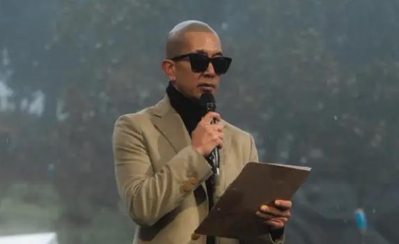 具俊晔出席大S雕像揭幕仪式穿的棕色大衣，是27年前他与大S恋情初期大S赠送的礼物 