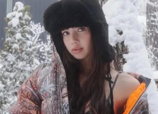 顶级女团成员雪地穿比基尼，网友喊话“别冻伤” 