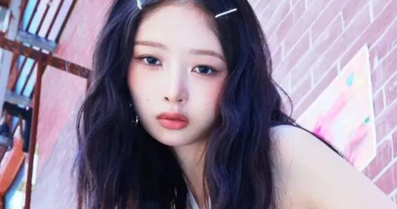 知名女团成员因舞蹈实力遭网友热议，她被拉出作为对比 