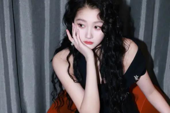 关晓彤回应鞋跟卡台上：练了怎么走，没练怎么处理紧急情况 