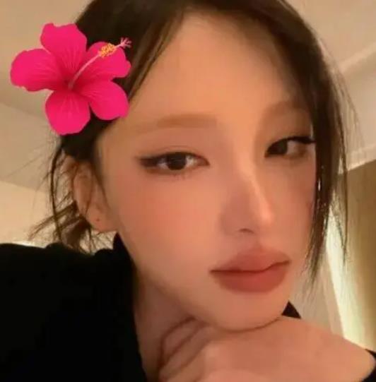 当红女团成员自拍引发热议，网友直呼”认不出” 