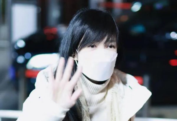  周慧敏首次现身央视马年春晚彩排 