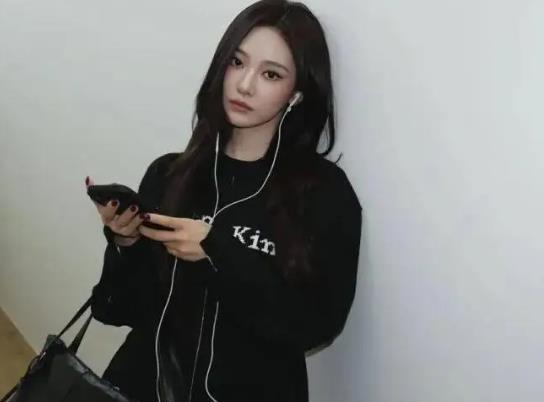 “放下那破事”，知名女团成员劝粉丝别惦记前任，犀利发言火出圈 