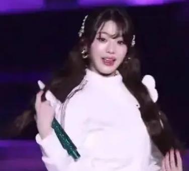 过于暴露?顶级女爱豆舞台造型引爆“尺度”与“双标”之争 缩略图 过于暴露?顶级女爱豆舞台造型引爆“尺度”与“双标”之争