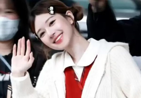 赵露思上班路透曝光,梳着双丸子头歪头和粉丝热情打招呼 缩略图 赵露思上班路透曝光,梳着双丸子头歪头和粉丝热情打招呼