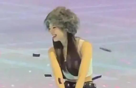 她的健康状况公告引发众怒,让艺人带骨折巡演! 缩略图 她的健康状况公告引发众怒,让艺人带骨折巡演!