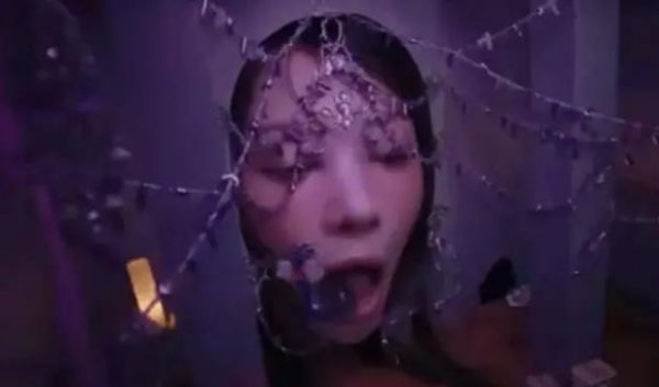 ILLIT新歌MV暗藏“五色熊”引争议：是巧合还是影射NewJeans？ 